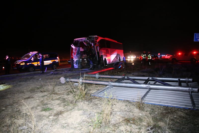 Otobüsle minibüs birbirine girdi; 1'i ağır 10 kişi yaralandı