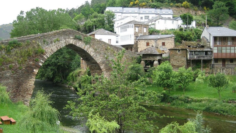 La diminuta aldea de apenas 300 habitantes que alberga un puente medieval y es perfecta para visitar en otoño