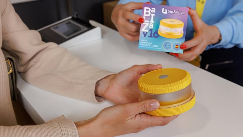 Correos se apunta a la movida de las balizas V16 homologadas por la DGT: este es el precio de las 3 luces que tienen en venta