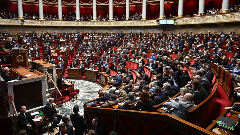 Budget : le gouvernement annonce que l’Assemblée ne siègera finalement pas ce week-end, suscitant l’ire de la gauche
