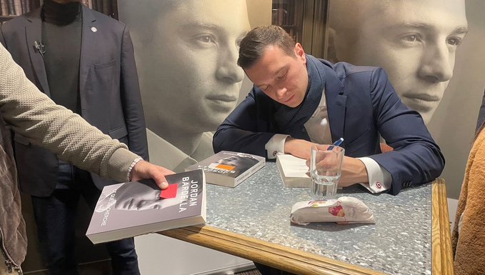 El líder de la extrema derecha francesa Jordan Bardella, agredido con un huevo en la cabeza