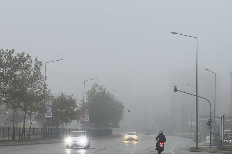 Yoğun sis Edirne’de görüş mesafesini 50 metrenin altına düşürdü