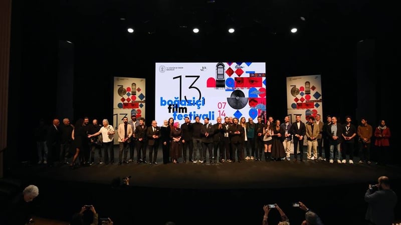 Boğaziçi Film Festivali’nde Altın Yunuslar sahiplerini buldu: “Parçalı Yıllar” ve “Tavşan İmparatorluğu” gecenin yıldızları oldu