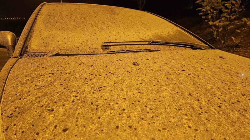 Arabalar beyaza büründü ama kardan değil! Elazığ’da gökten çamur yağdı