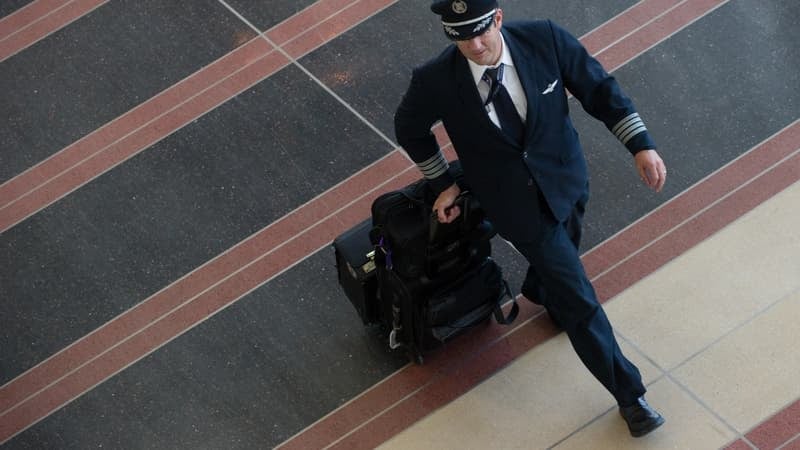 Il a pris les commandes grâce à des faux documents: un commandant de bord a réussi à duper son employeur et voler pour plusieurs compagnies aériennes sans la qualification requise