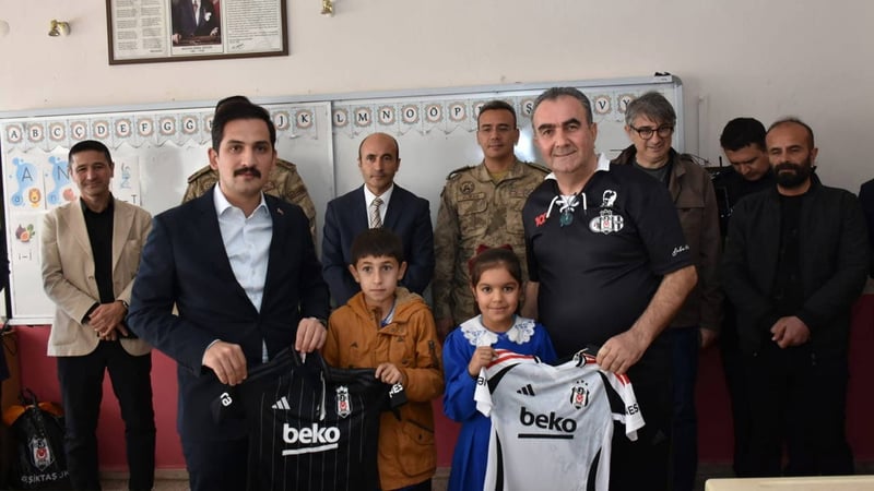 Mardin’de Beşiktaşlı gönüllülerden 'Bu Forma Benden Sana Kardeşim' kampanyası