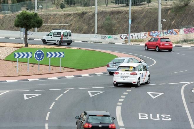 Así debes circular en una rotonda, según la Policía