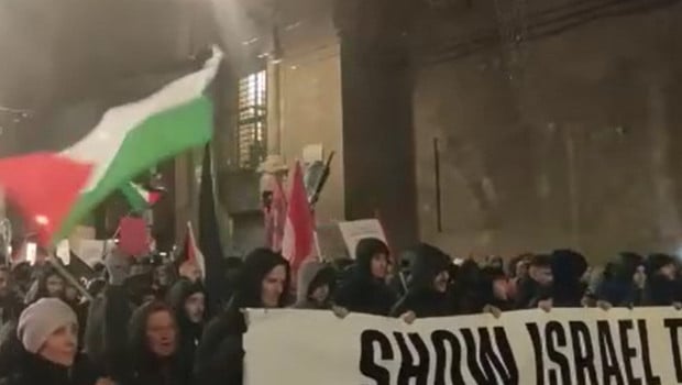 İsrail karşıtı protesto: Euroleague maçı öncesi sokağa döküldüler