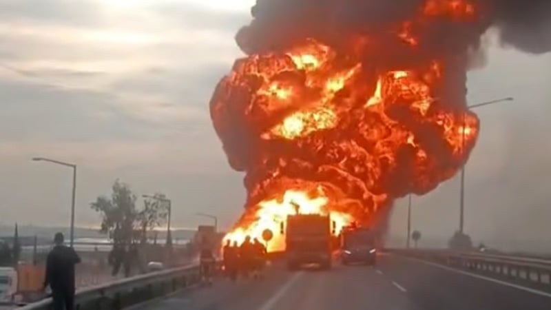 Akaryakıt yüklü tanker alev alev yandı