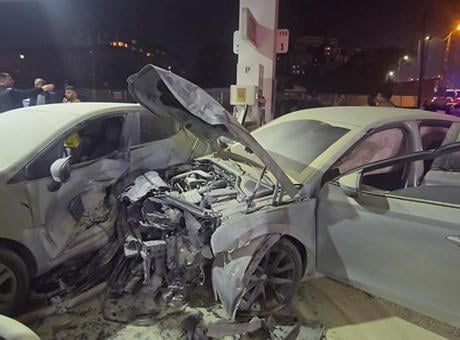 Çekmeköy'de faciadan dönüldü! Otomobil akaryakıt istasyonuna daldı, yangın çıktı