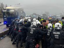 AfD-Jugend trotz Protest gegründet: Demonstranten gelangen vor Veranstaltungshalle – Polizei setzt erneut Wasserwerfer ein