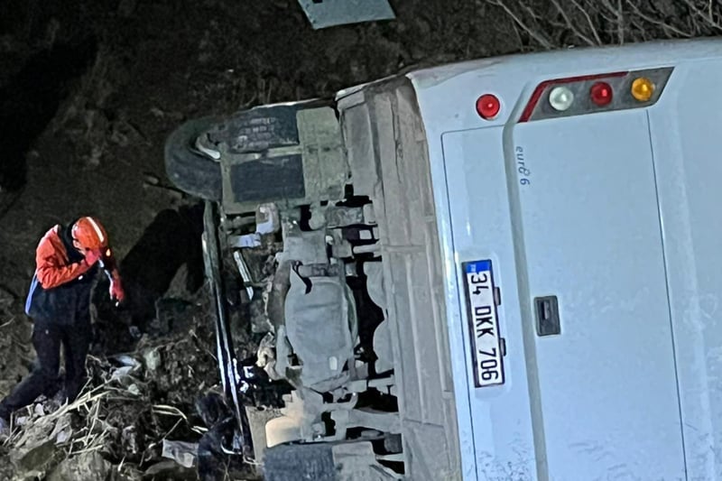 Siirt’te maden işçilerini taşıyan midibüs uçuruma yuvarlandı: 2’si ağır 15 işçi yaralandı