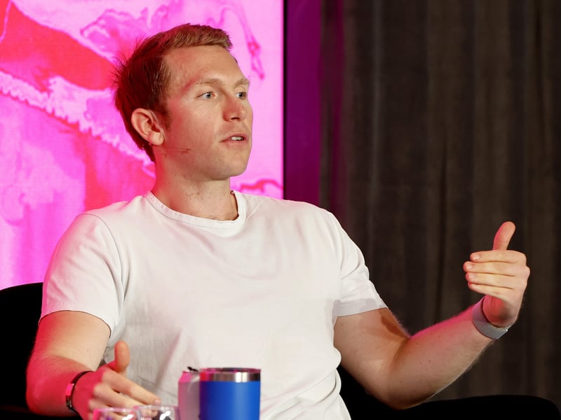A 29-year-old VC founder cold-emailed Marc Benioff 53 times to get his attention. It worked.