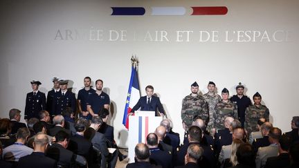 L'espace est "devenu un champ de bataille" : Emmanuel Macron annonce 4,2 milliards d'euros supplémentaires pour le spatial militaire d'ici à 2030