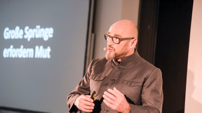 Kurz vor OP: Jochen Schweizer trainiert trotz zerstörtem Knie  – "Das tut weh, klar"