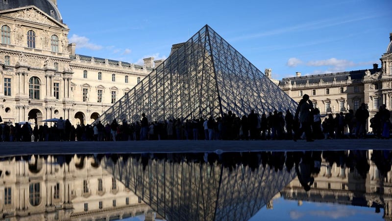 Los trabajadores del Louvre irán a la huelga y temen ser “el último bastión antes del colapso”