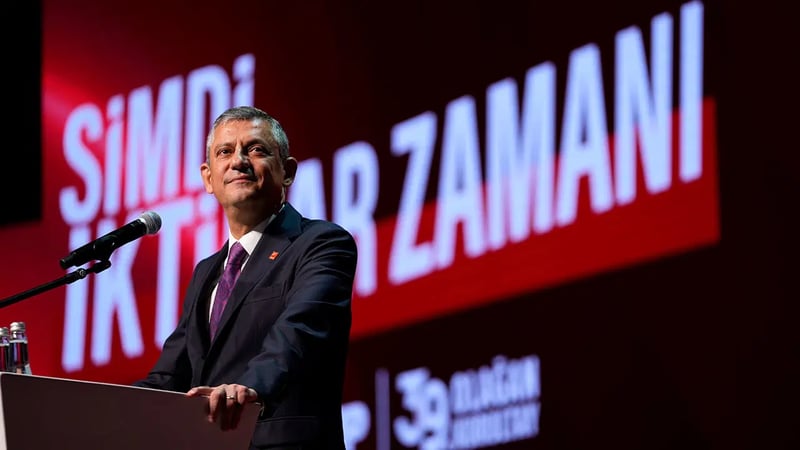 Özgür Özel, 4'üncü kez CHP Genel Başkanı seçildi: Oyların tamamını aldı