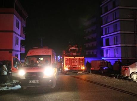 Zemin kattaki iş yerinde başlayan yangın kısa sürede büyüdü: 2 ölü 14 kişi dumandan etkilendi