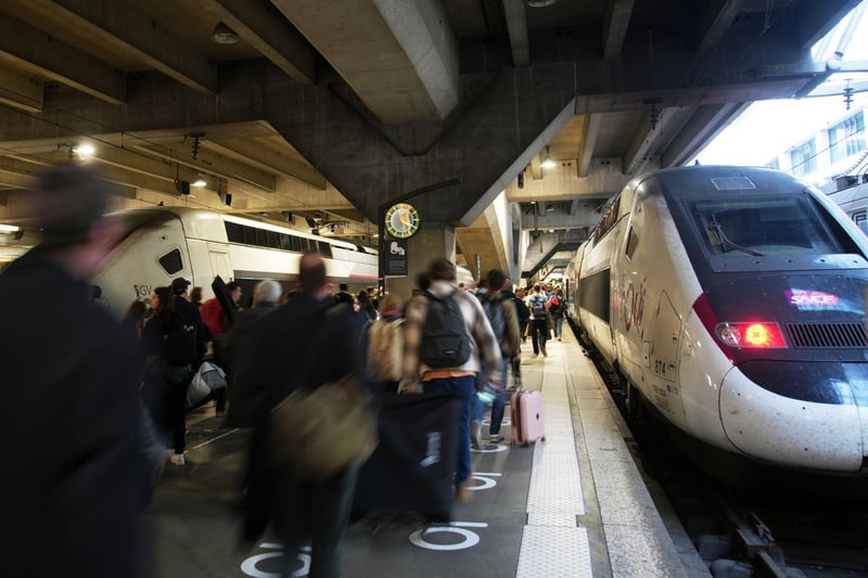 Police in Paris wound knife-wielding man at Montparnasse train station