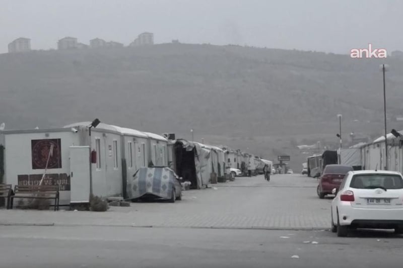 Malatya'da depremzedelerden isyan: Daireler bitmedi, konteyneri üç günde boşaltın diyorlar