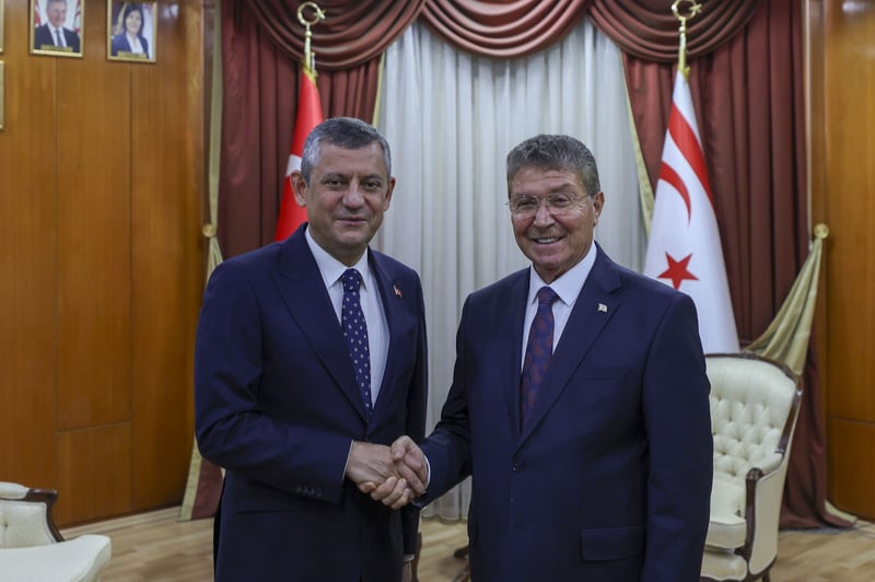 Özgür Özel, Kuzey Kıbrıs Başbakanı Ünal Üstel’i ziyaret etti