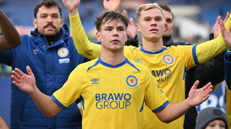 Erfolg in Liga zwei: Braunschweig siegt und bangt