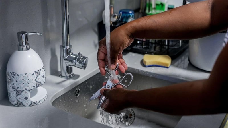 ¿Hay escaleras? ¿Se usan guantes? Los riesgos de las empleadas del hogar que deben prevenirse desde este viernes