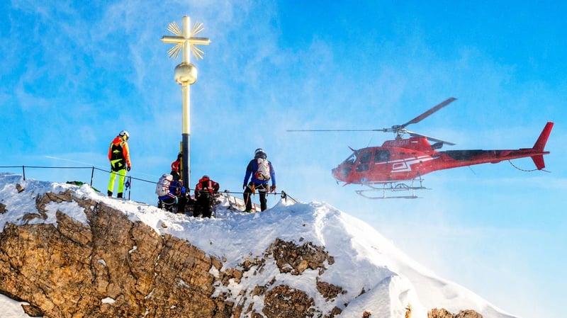 Helikopter-Einsatz: Zugspitze bekommt aufpoliertes Gipfelkreuz – das ist der Grund