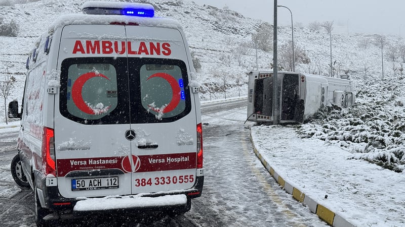 Kar yağışı kazaya yol açtı! İşçi servisi devrildi: 14 yaralı