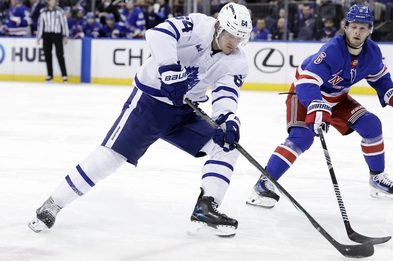 Canucks sign David Kampf to one-year deal