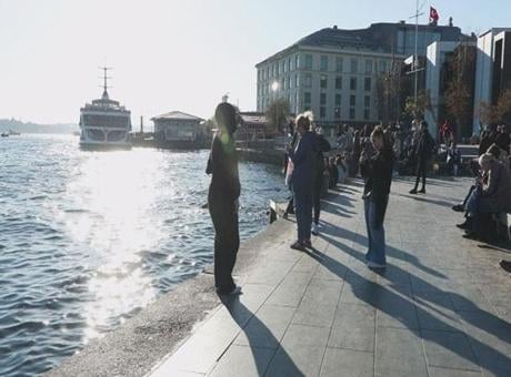 İstanbul’da yazdan kalma bir gün! güneşli havayı fırsat bilenler sahillere akın etti