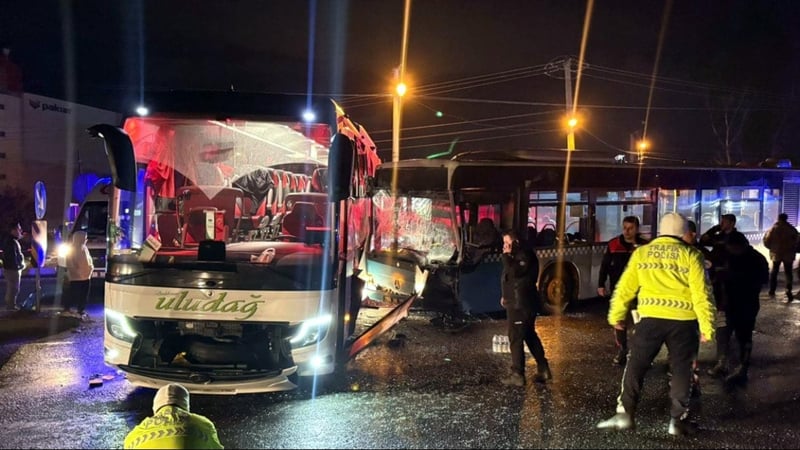 Yolcu otobüsü ile halk otobüsü çarpıştı; 1'i bebek 9 yaralı
