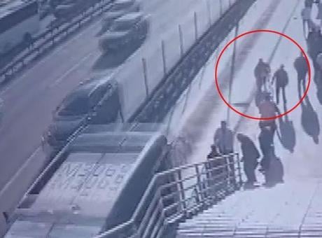 Cevizlibağ'da metrobüsün çarptığı engelli yolcu hayatını kaybetti