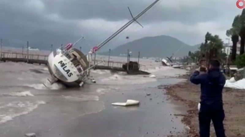 Marmaris'te fırtına ve sağanak hayatı felç etti: 3 tekne karaya vurdu