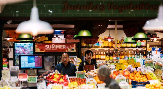 La Cina fa i conti con la deflazione, calo record dei prezzi di auto, cibo e case