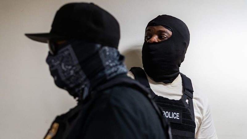 Dramatische Szenen aus New York - Wie Beamte Jagd auf Migranten machen