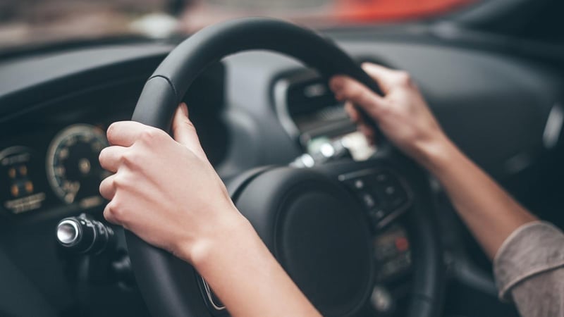 Un profesor de autoescuela explica la forma correcta de coger el volante: “La posición de las manos debería ser las dos menos diez o tres menos cuarto de las agujas del reloj”