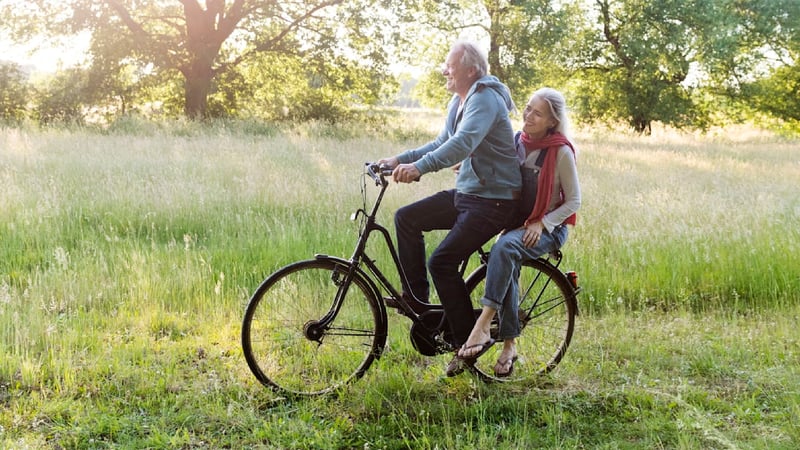 Höhere Beiträge oder länger arbeiten? - Das denken die Deutschen über die Rente