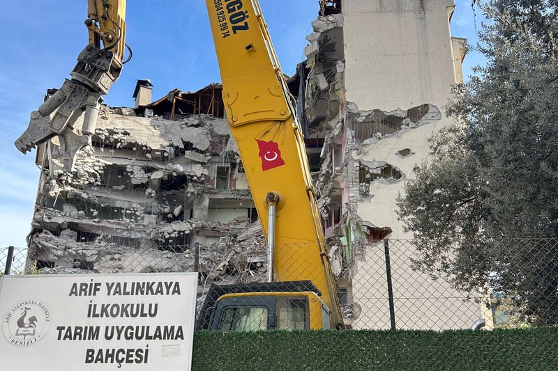 MEB, bina yıkımını taşerona verdi, halk sağlığıyla ilgili sorumluluk kabul etmedi