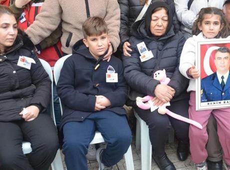 Şehit astsubayın eşi: Oğlum başını dik tut, senin baban kahraman
