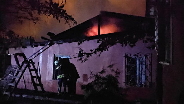 Müstakil evde yangın! Mahsur kalan 2'si çocuk 4 kişi kurtarıldı