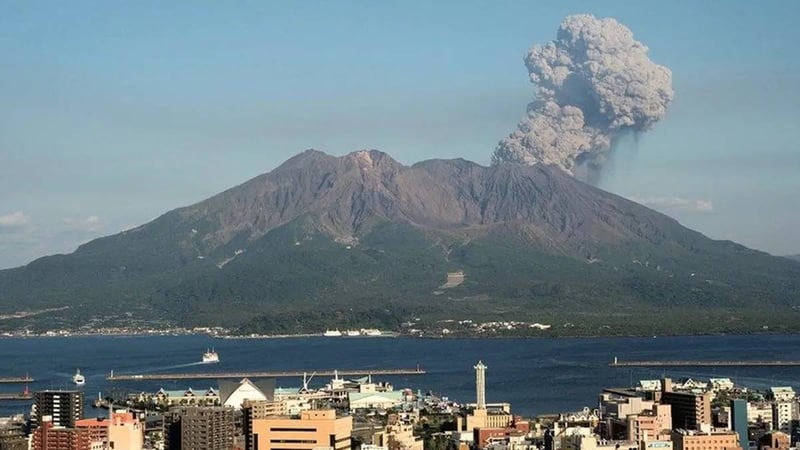 Sakurajima yanardağı patladı: Kül bulutu 4 bin 400 metreye yükseldi
