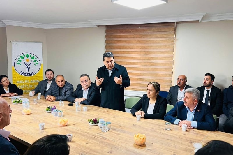 Ahmet Özer'den DEM Parti'ye ziyaret: "Kayyım politikaları sona ersin"