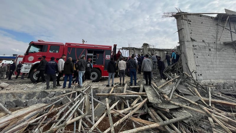 Şanlıurfa'da inşaatta çökme: 2 işçi ağır yaralı