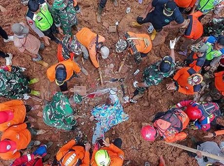 Endonezya'da heyelan faciası! Evler toprak altında kaldı, can kaybı var