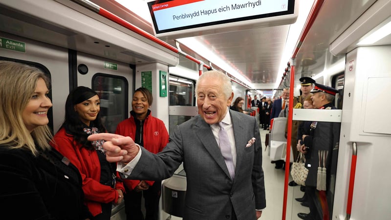 König löst Ticket ins neue Lebensjahr - Charles feiert Geburtstag in der U-Bahn