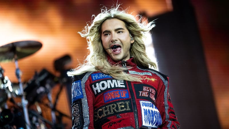 ARD-Event mit Staraufgebot: Bill Kaulitz klettert bei Live-Krimi aus der rosa Torte