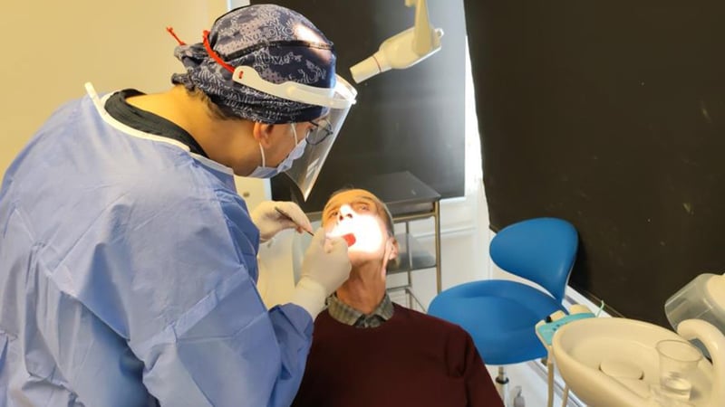 Protez dişleri ağrı yapınca gittiği dişçide öğrendi; 83 yaşında şaşırtan olay