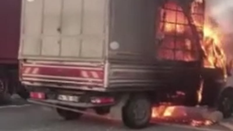 Büyükçekmece E-5 Karayolu'nda kamyonet alev topuna döndü