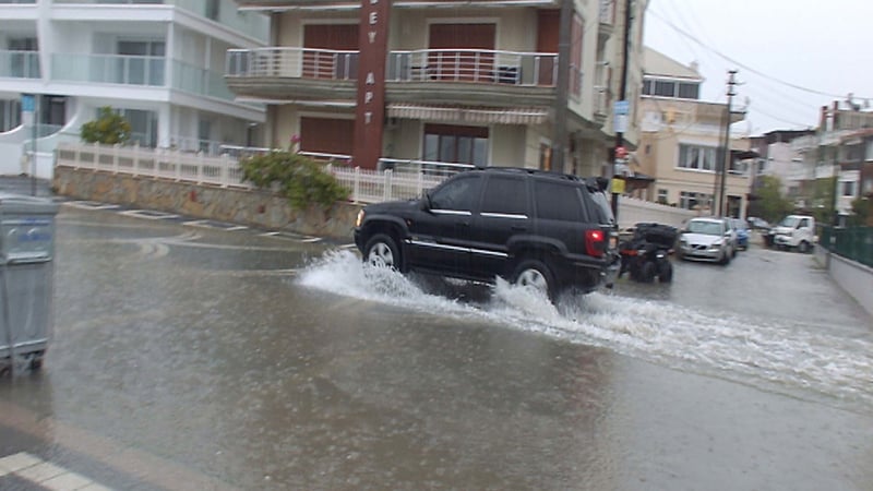 Balıkesir'de sağanak; yollar göle döndü, evler su bastı